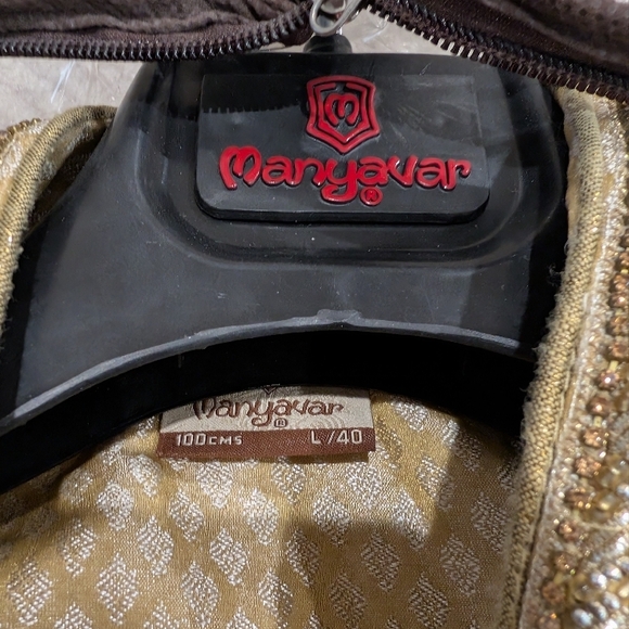 Manyavar Sherwani set with dupatta - Picture 6 of 15